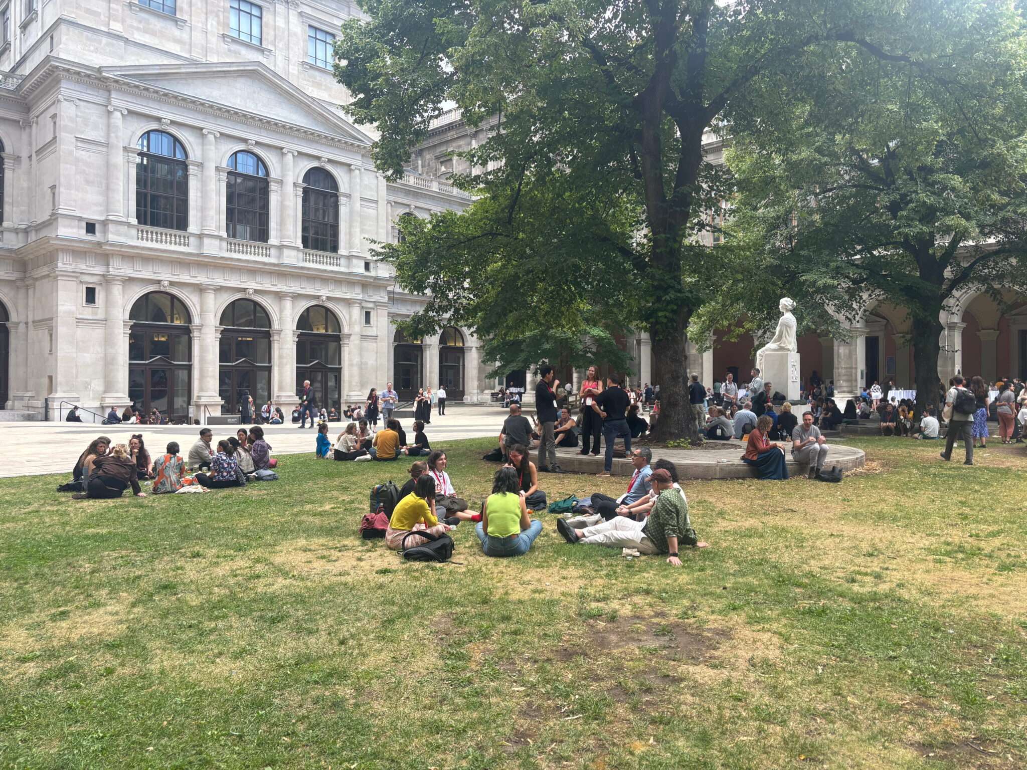 The courtyard of the University of Vienna during the lunch break