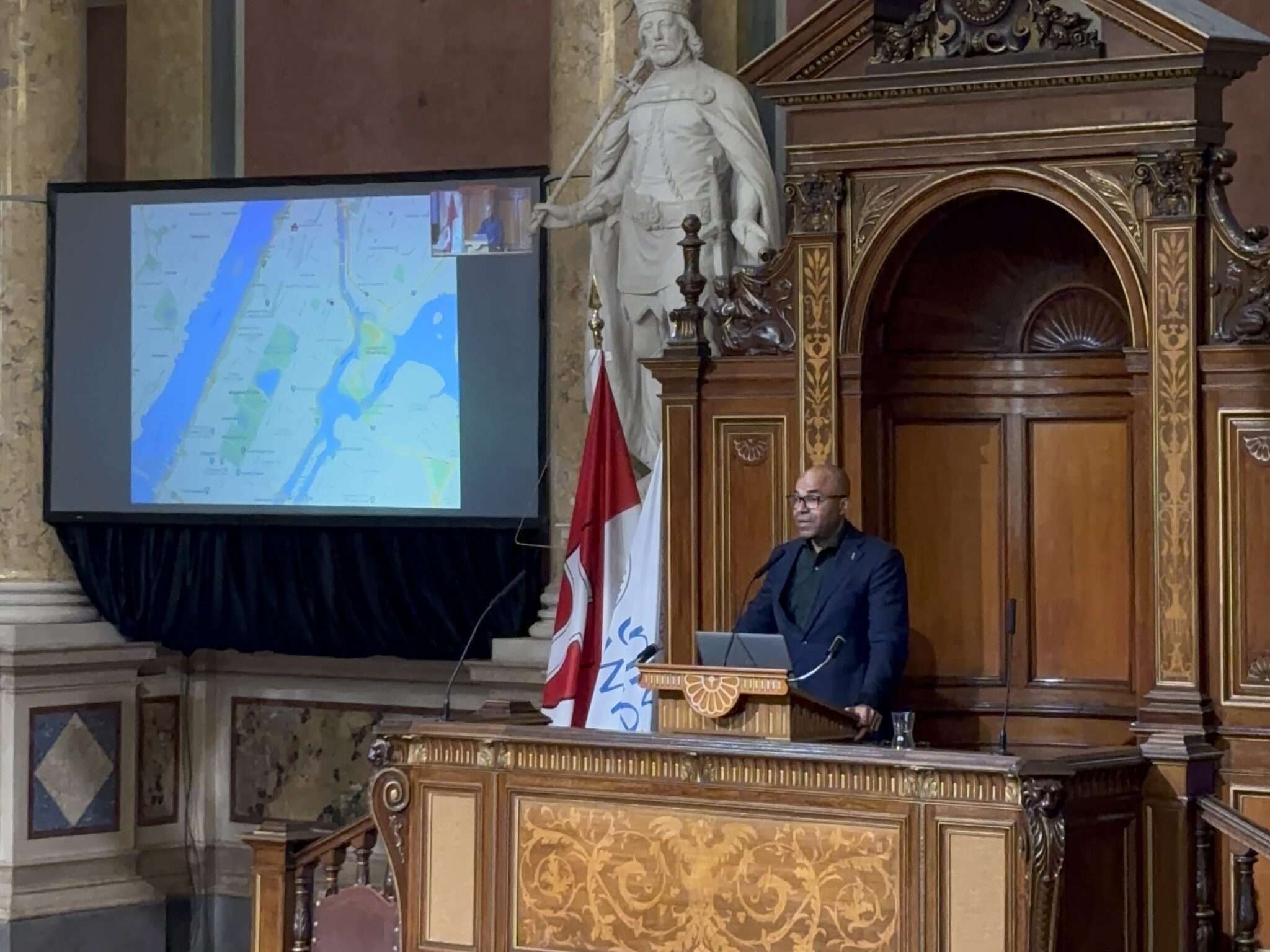 Mario L. Small (Columbia University) in his keynote on large-scale data and economic inequalities